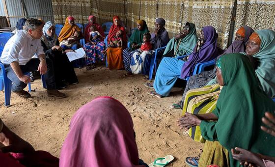 وكيل أمين عام الأمم المتحدة للشؤون الإنسانية توم فليتشر يلتقي عددا من النساء النازحات في مركز لعلاج سوء التغذية خارج مقديشو، الصومال.